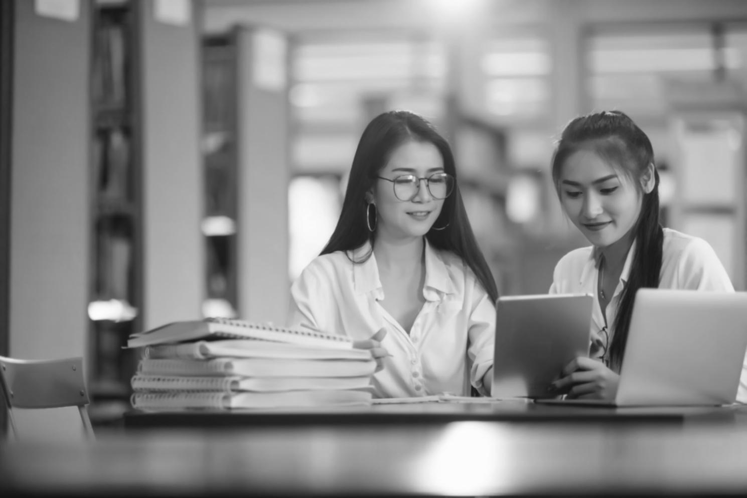 Ambiente de aprendizaje colaborativo con estudiantes trabajando en análisis financiero